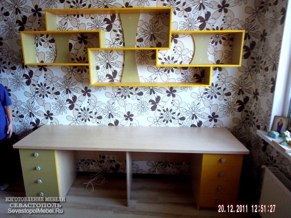 Детский двойной стол с полками. Детская мебель на заказ в городе Севастополе.