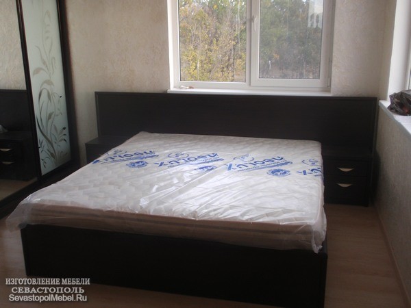 Двуспальная кровать с двумя тумбочками. Кровать на заказ, мебель для спальни в Севастополе.