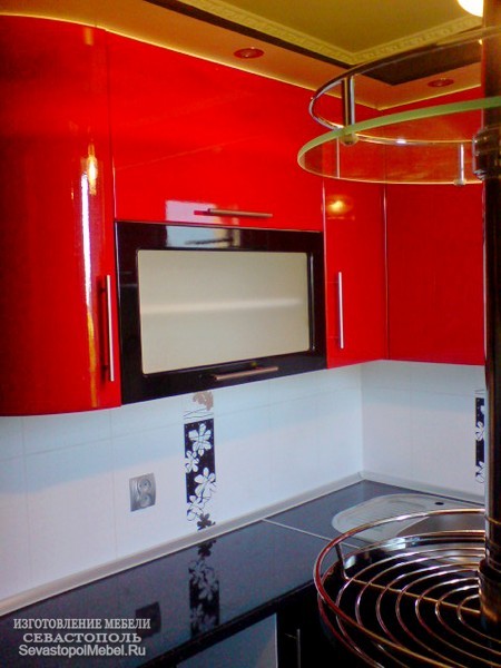 Кухня МДФ глянцевые красные шкафчики и темный низ.Кухни на заказ и кухонную мебель в Севастополе.