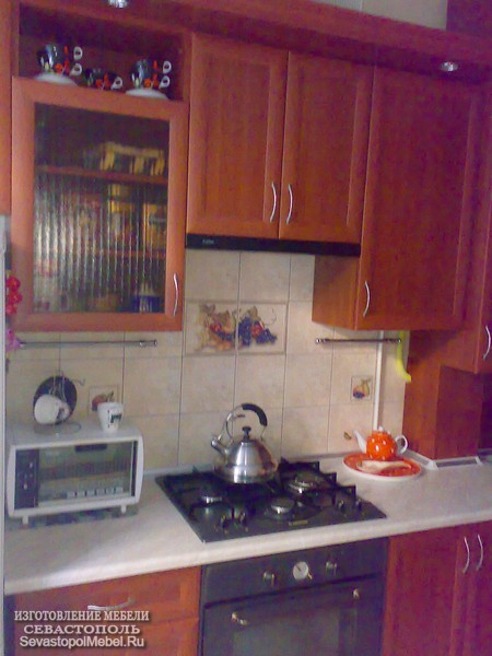Удобная кухня в коричневом стиле. Кухни на заказ и кухонную мебель в Севастополе.