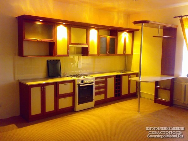 Кухня в бело-коричневом стиле с барной стойкой и посветкой. Кухни на заказ и кухонную мебель в Севастополе. 