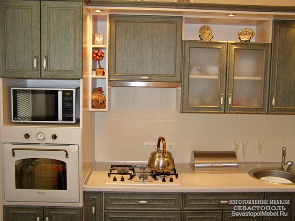 Кухня рамка в зеленом стиле. Стеклянные дверцы удобное расположение шкафчиков.Кухни на заказ и кухонную мебель в Севастополе.