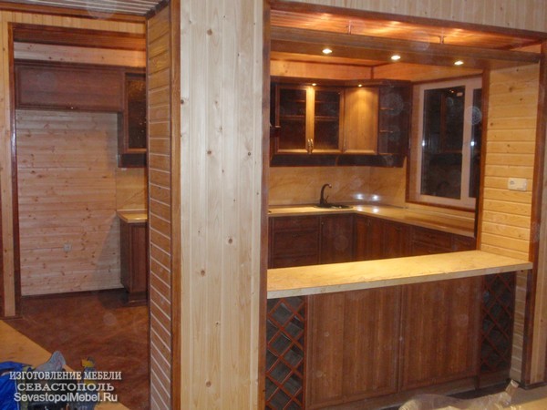 Уютная кухня в коричневом стиле с подсветкой и минибаром для вина. Кухни на заказ и кухонную мебель в Севастополе.