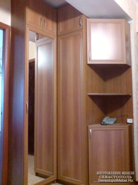 Высокий шкаф с зеркалом. Недорого прихожую на заказ в городе Севастополе.