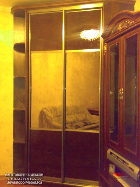 Зеркальный Шкаф купе с боковыми полочками для спальни.